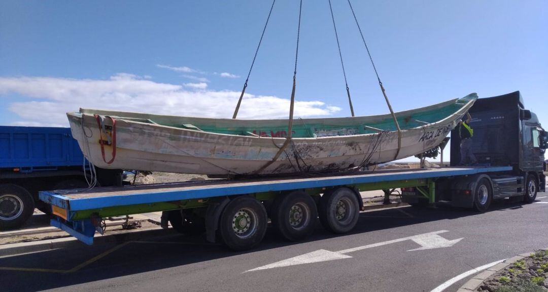 Momento de la retirada de un cayuco