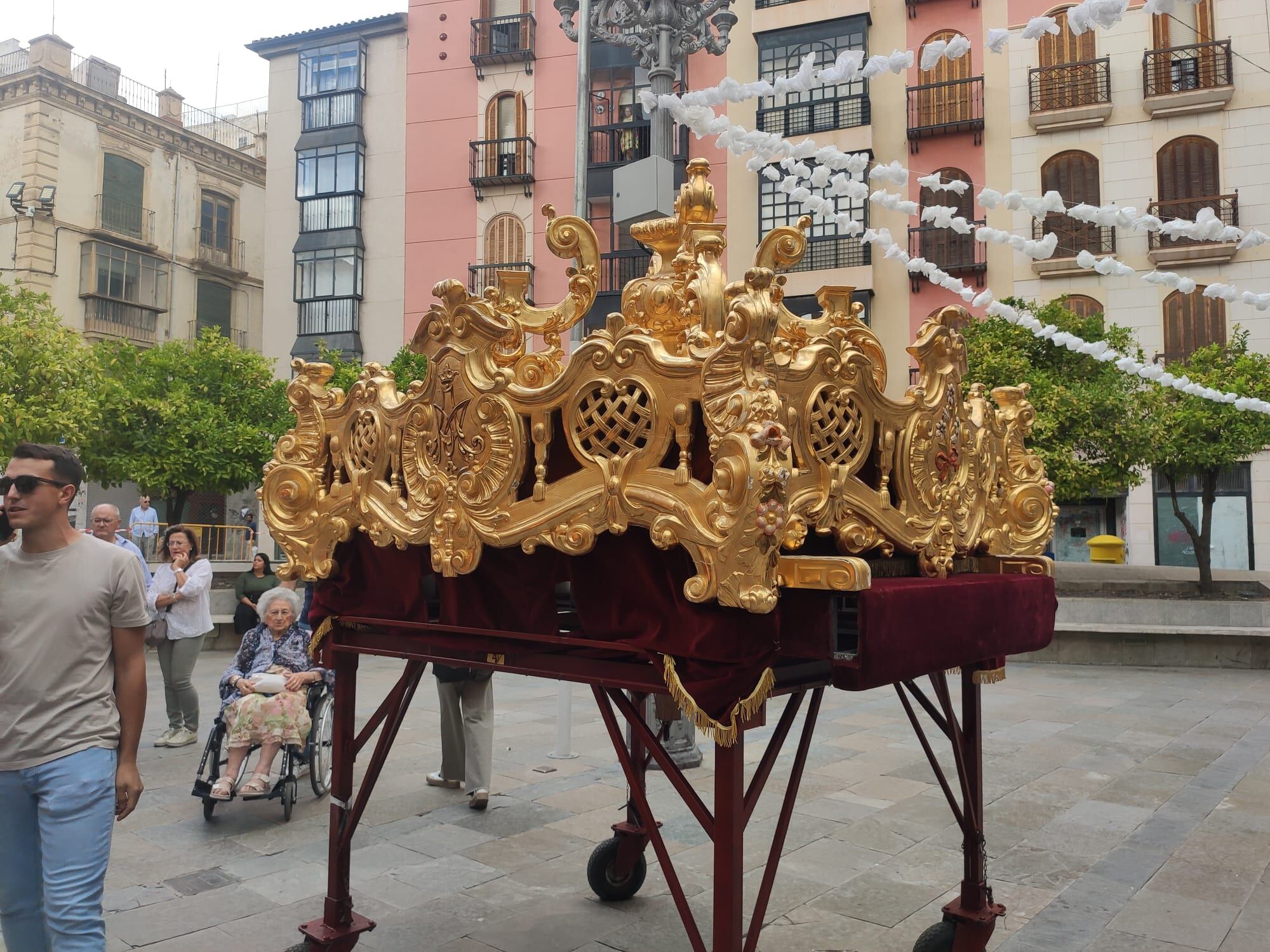 El trono dorado de la Virgen del Alcázar de Baeza en la Plaza de San Ildefonso.