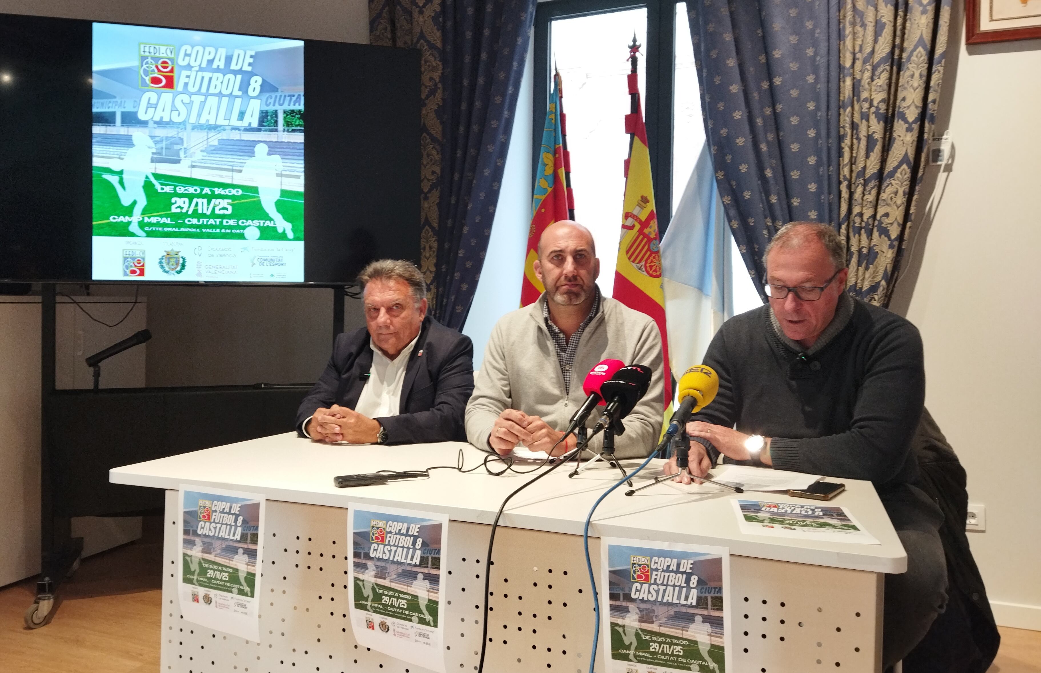 Juan Collado, presidente de FEDI; Jesús López, alcalde de Castalla y José Miguel Payá, edil de Deportes, presentando la Copa de Futbol 8 de este sábado.
