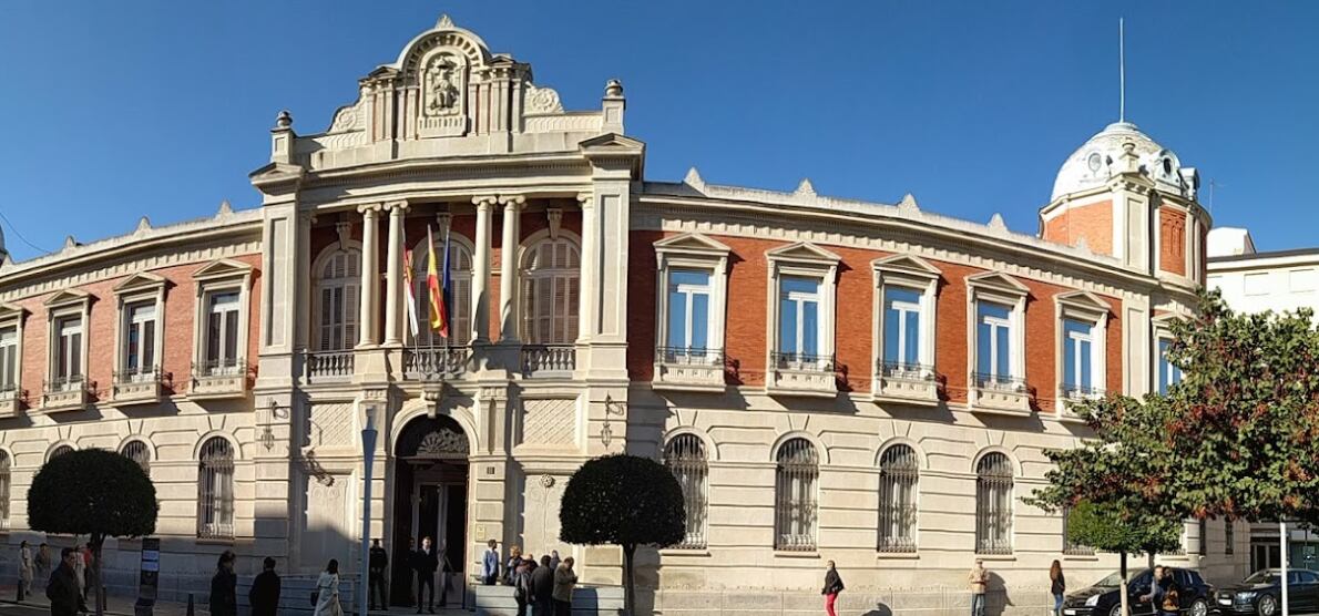 Fachada del exterior del edificio arquitectónico de la Diputación de Ciudad Real