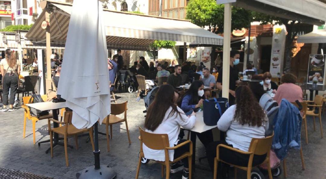 Así estaba una de las terrazas de la plaza Belluga a mediodía