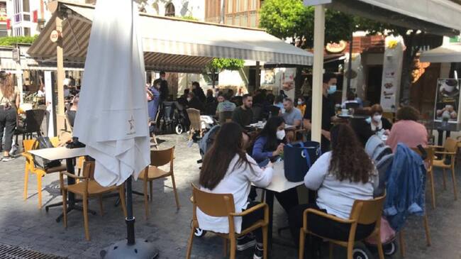 Así estaba una de las terrazas de la plaza Belluga a mediodía