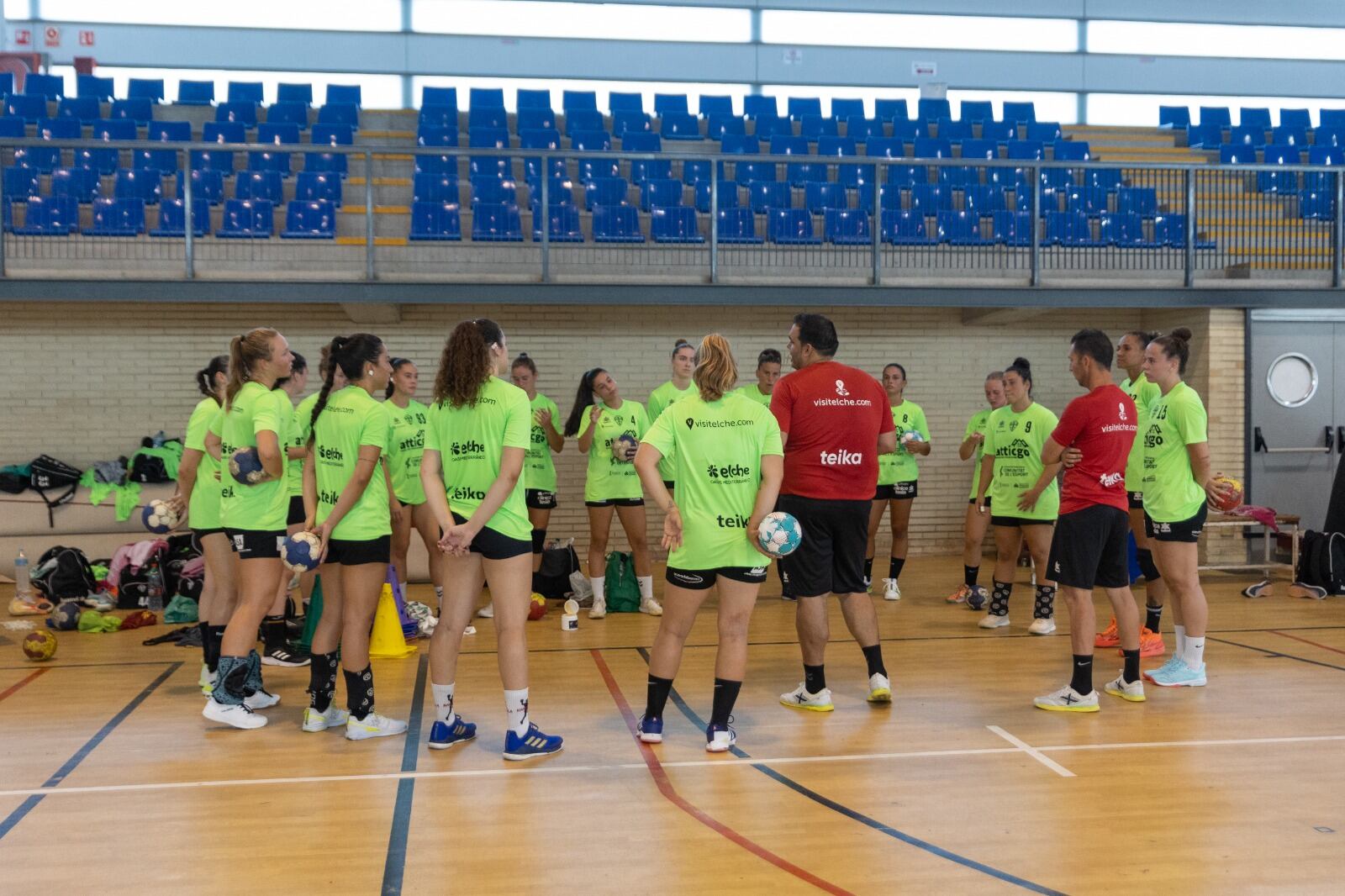 Joaquín Rocamora habla con las jugadoras antes de la primera sesión en El Toscar