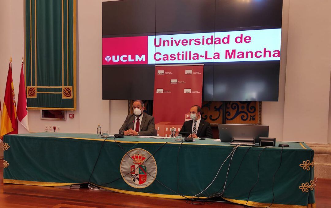 Julián Garde, rector de la UCLM y Pablo Bellido, presidente de las Cortes de Castilla La Mancha este martes en el Paraninfo &quot;Ernesto Martínez Ataz&quot;