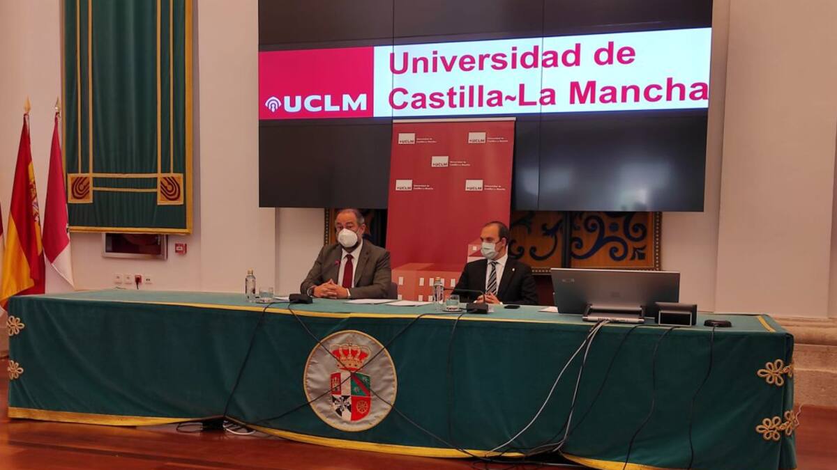 La UCLM pide que se cuente con ellos en la tanda de vacunación de los docentes