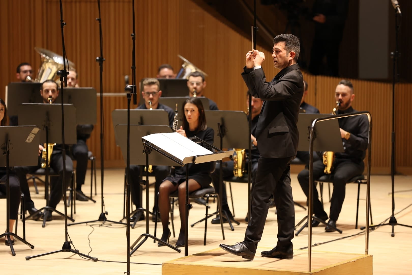 L'albaidí Juan Carlos Sempere Bomboí dirigint a La Tropical de Benigànim