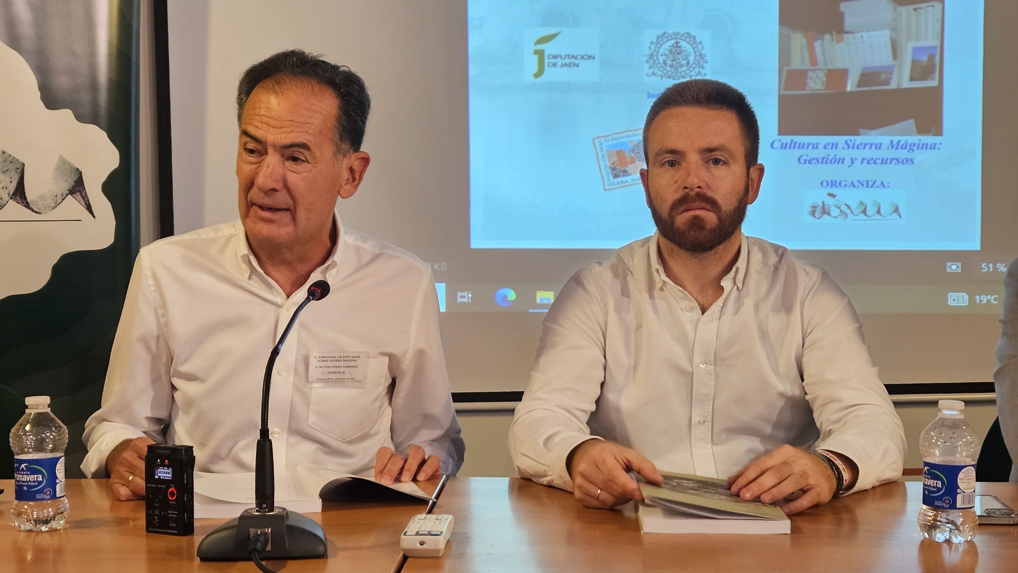 Momento de la presentación del número 41 de la Revista Sumuntán, con el contenido de las jornadas del año pasado en Noalejo, Matías Gómez