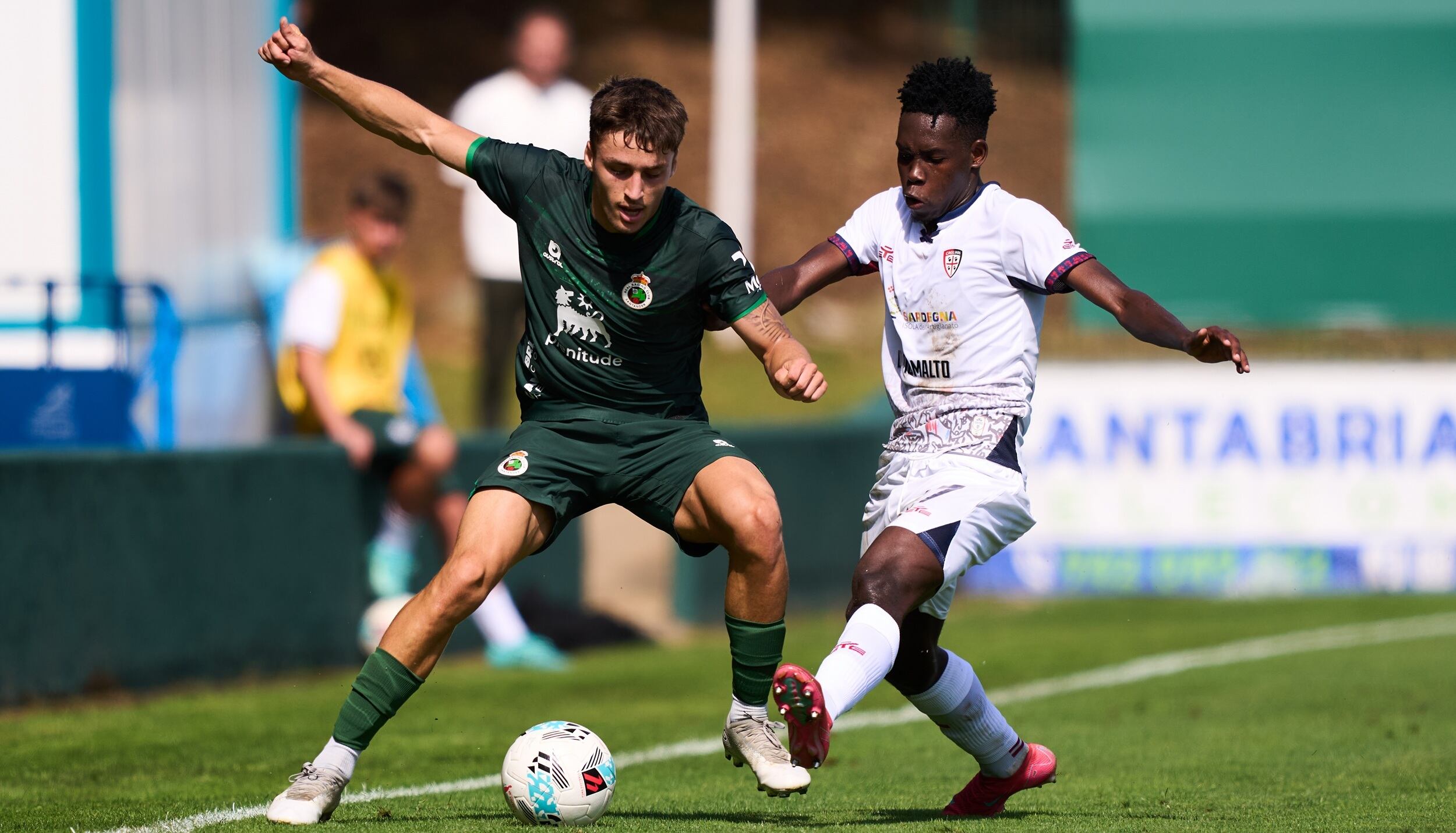 SANTANDER, SPAIN - AUGUST 09: Jorge Salinas of Real Racing Club duels for the ball with Joseph Liteta of Cagliari Calcio during the Pre-Season Friendly match between Racing de Santander and Cagliari Calcio at Campos de Sport de la Planchada on August 09, 2025 in Santander, Spain. (Photo by Juan Manuel Serrano Arce/Getty Images)