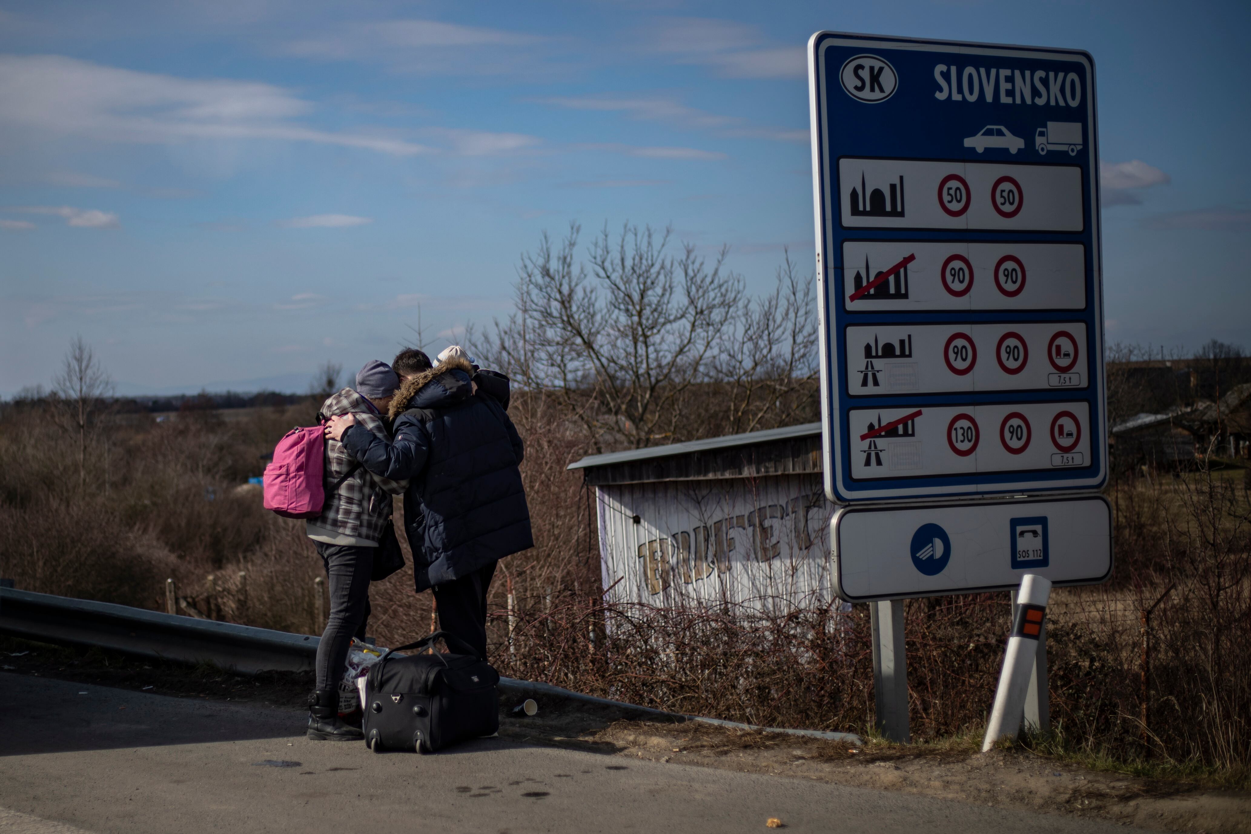 Dos residentes ucranianos cruzan la frontera con Eslovaquia.