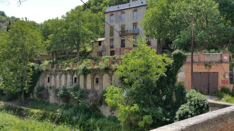 Paseo de los cármenes del Darro, en la margen izquierda del río Darro bajo la Alhambra. En la foto, el Hotel Reuma