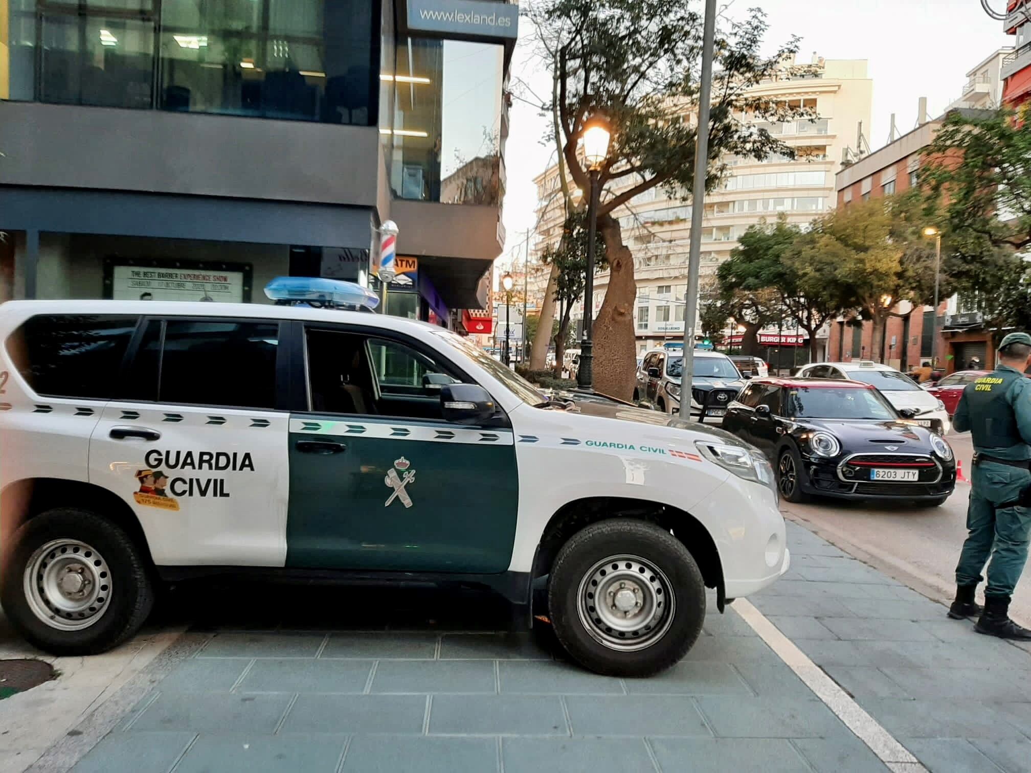 Efectivos de la Guardia Civil en el centro de Marbella