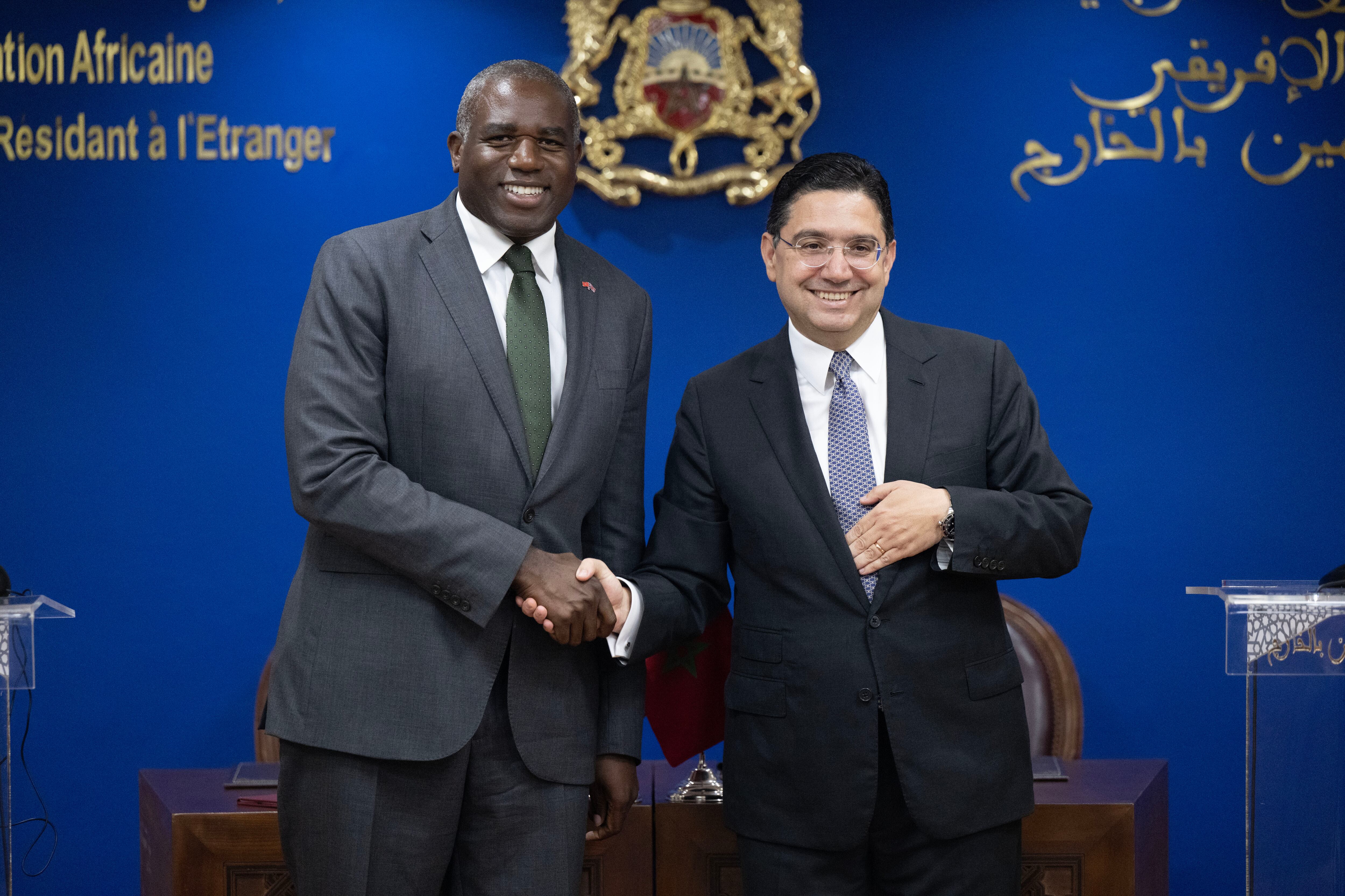 El ministro de Asuntos Exteriores de Marruecos, Nasser Bourita, y su homólogo británico, David Lammy, en una conferencia de prensa en Rabat. (Marruecos, Reino Unido) EFE/EPA/JALAL MORCHIDI