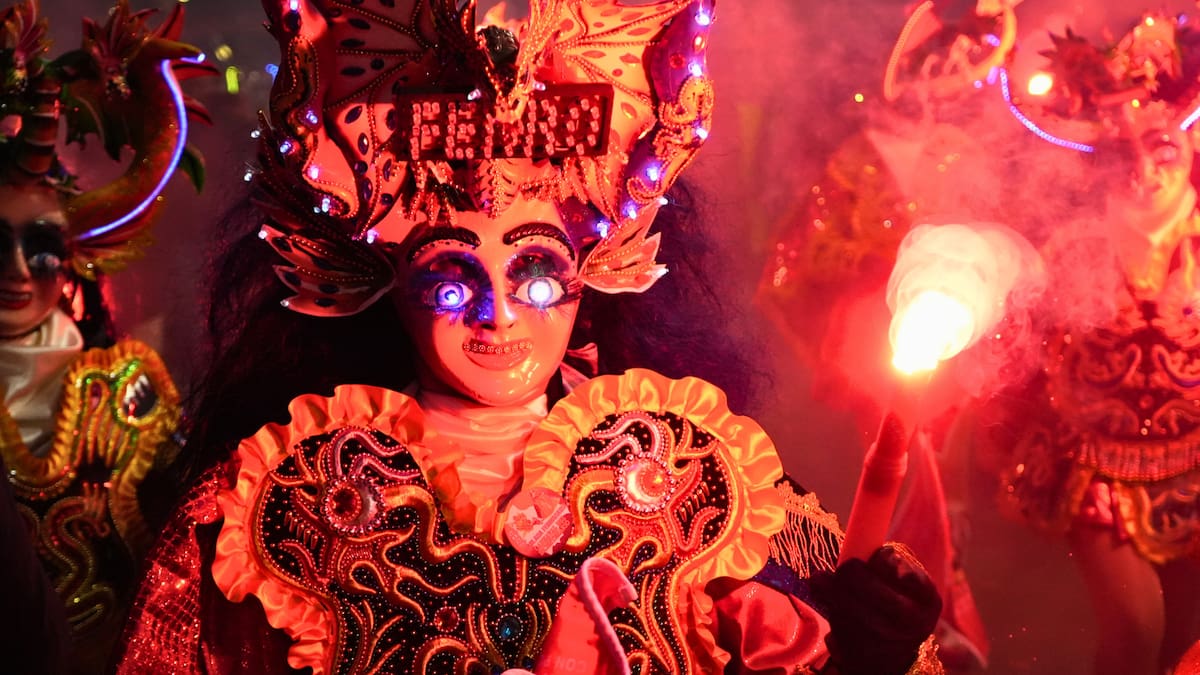 Hoy, lunes de Carnaval, recordamos la entrevista que Mario Lorenzo ofreció en el programa Hoy por Hoy Elda Vinalopó, donde compartió sus vivencias en el Carnaval de Oruro, en Bolivia.