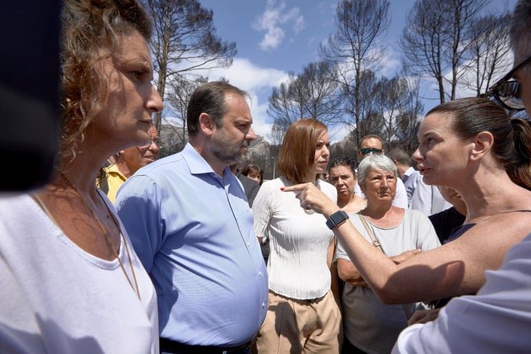 El ministro de Fomento, José Luis Ábalos y la alcaldesa de Gandia, Diana Morant conversan con una afectada por la catástrofe durante su visita a una de las zona del incendio