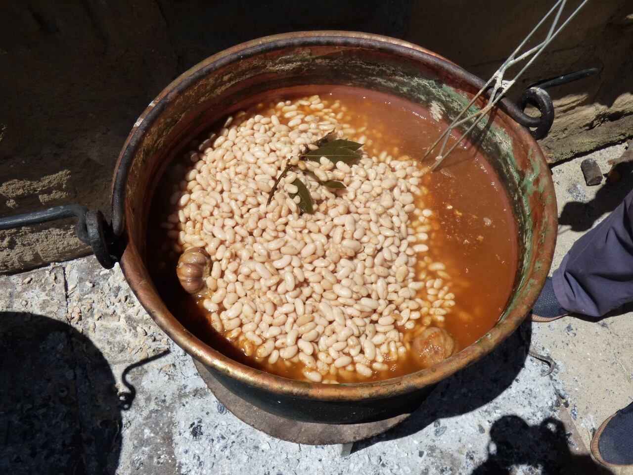 El reparto de las judías es un acto tradicional en Huerta de Vero con motivo de la festividad de San Isidro Labrador