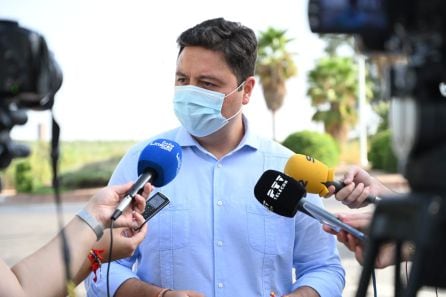 José Luis Roldán atiende a los medios de comunicación.