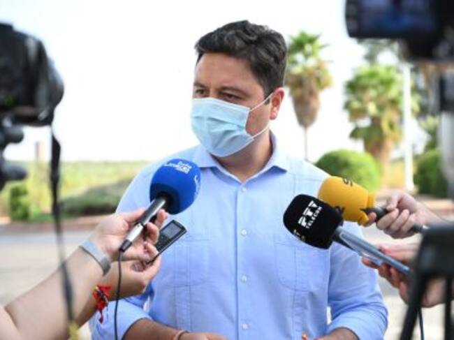 José Luis Roldán atiende a los medios de comunicación.