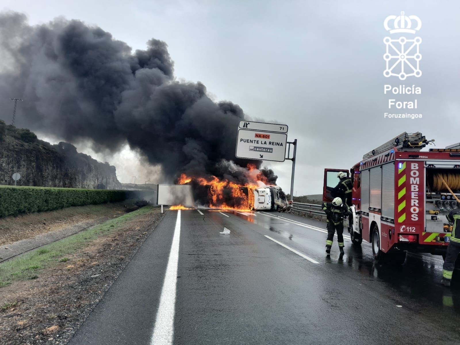 Arde y vuelca un camión en Tiebas en un accidente con el conductor herido. Policía Foral