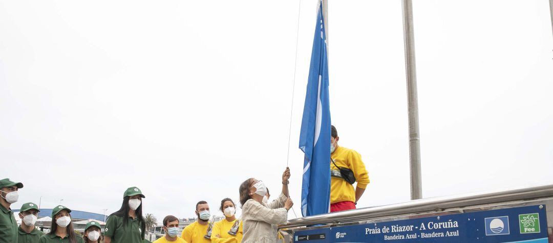 Esther Fontán iza la bandera azul