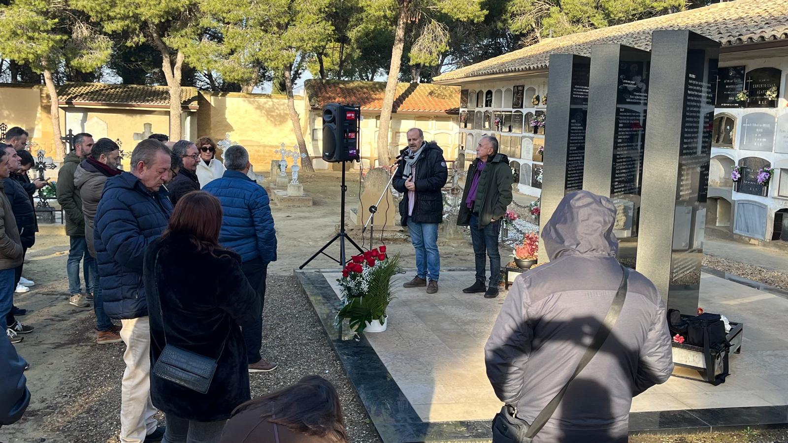 Ofrenda floral de UGT en la fosa común del cementerio de Ejea