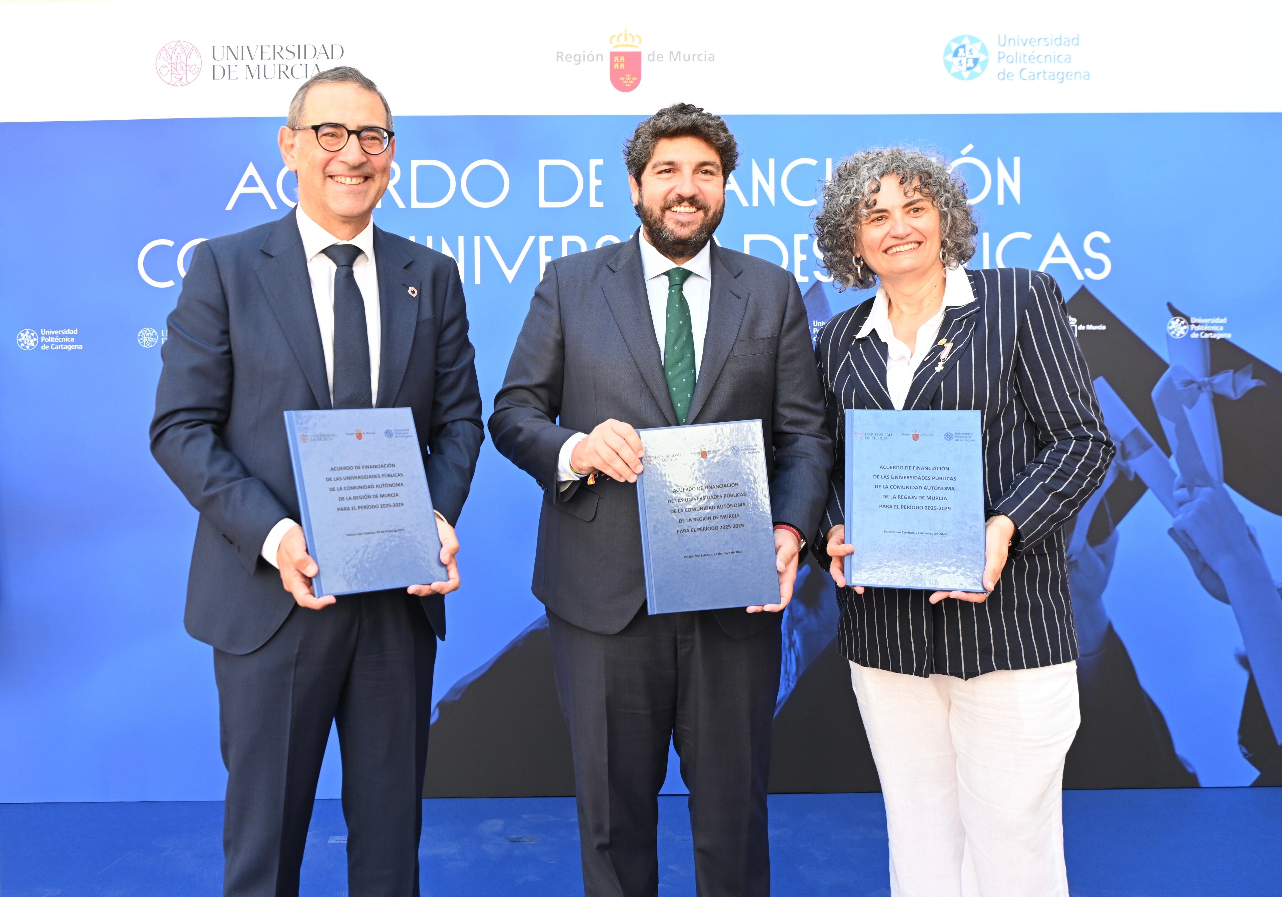 El presidente del Ejecutivo regional, Fernando López Miras, firmó hoy junto con el rector de la Universidad de Murcia, José Luján, y la rectora de la Universidad Politécnica de Cartagena, Beatriz Miguel, el nuevo acuerdo de financiación plurianual para las universidades públicas de la Región de Murcia 2025-2029