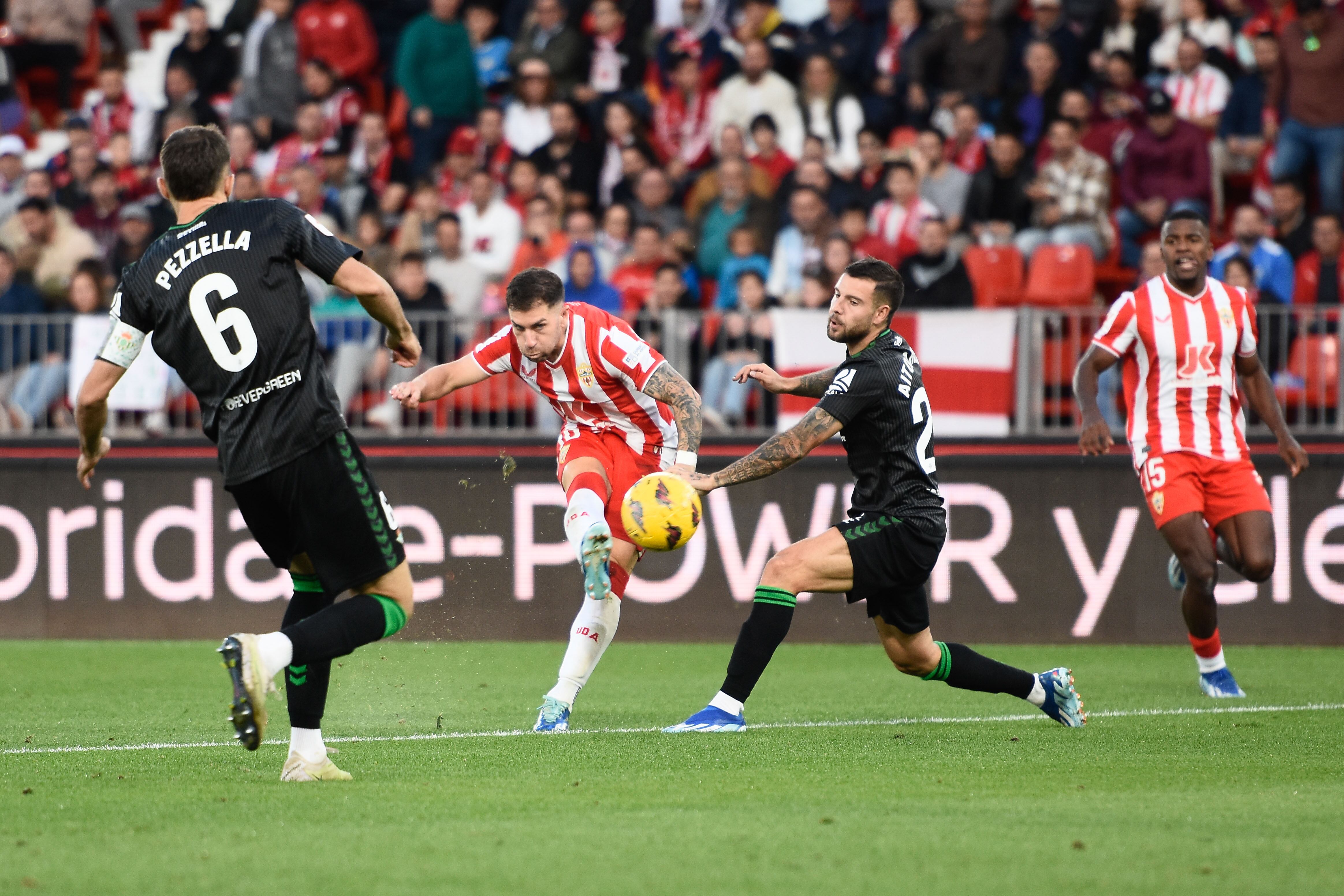 El extremo rojiblanco ha lanzado varios mensajes con autocrítica antes de recibir al Girona.