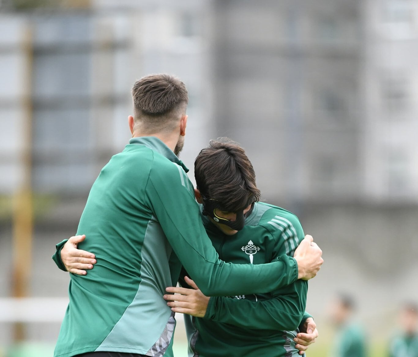 Aitor Buñuel luce su máscara protectora durante el entrenamiento de este sábado en A Gándara (foto: Racing Club Ferrol)