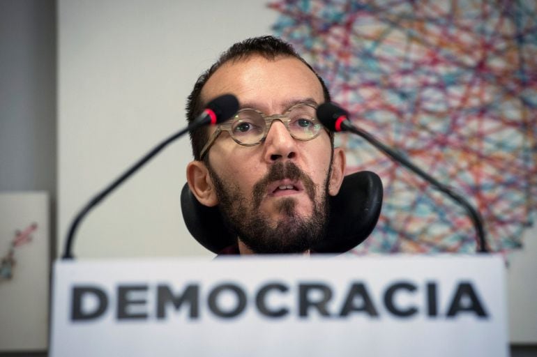 El secretario de Organización de Podemos , Pablo Echenique, durante la rueda de prensa que ofreció tras la reunión de Consejo de Coordinación de Podemos