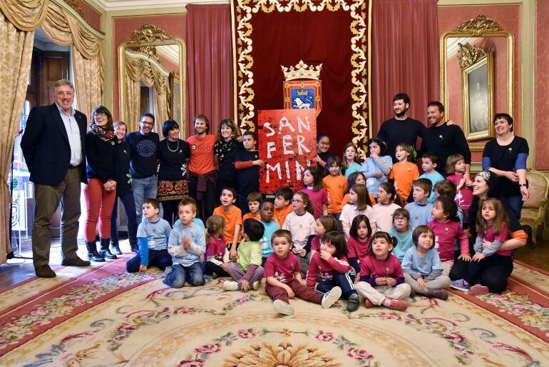 Alumnos del colegio público Buztintxuri, que han colaborado en la confección del cartel ganador, posan en el Ayuntamiento 