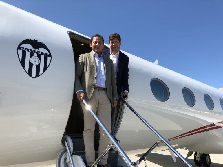 Anil Murthy y Mateo Alemany posan en el avión privado de Peter Lim