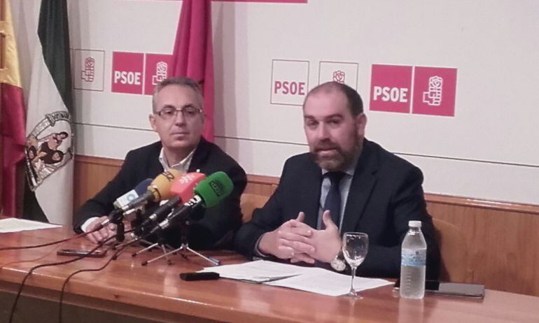 Jesús Solis y Juan Lozano, en rueda de prensa.