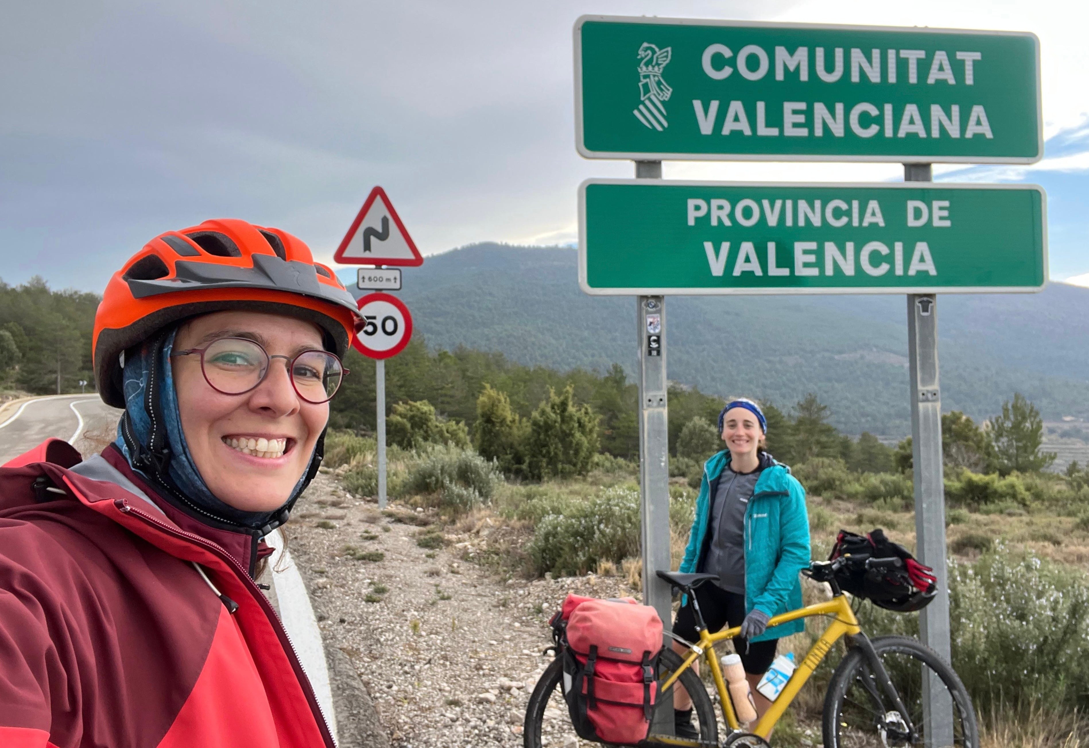 Beatriz Muñoz y Sandra Morán recorrerán más de 6.000 km en bicicleta desde España al Ártico.