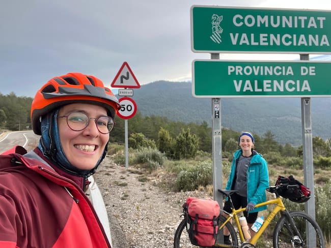 Beatriz Muñoz y Sandra Morán recorrerán más de 6.000 km en bicicleta desde España al Ártico.