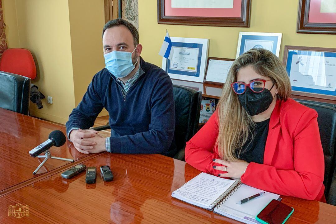 El portavoz del grupo municipal del PP, Javier Navarro, presentando a Pilar Olmedo