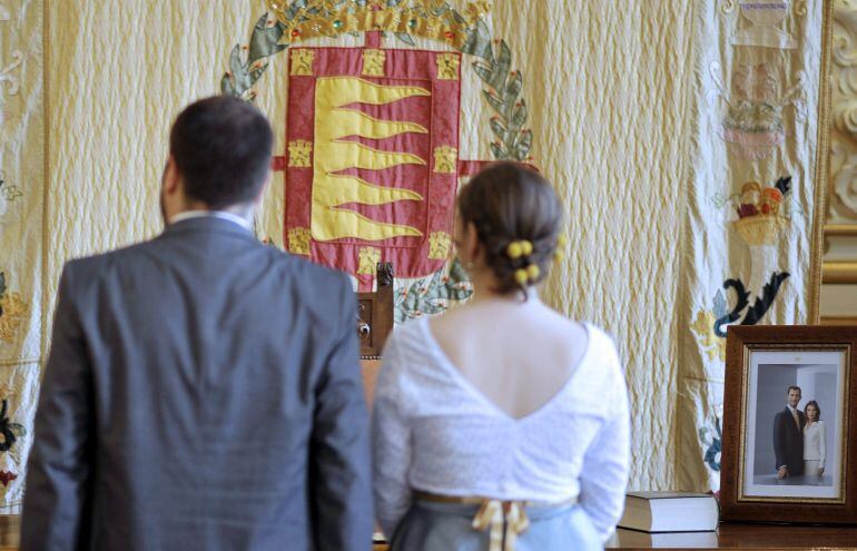 Dos personas contraen matrimonio civil en el Ayuntamiento de Valladolid