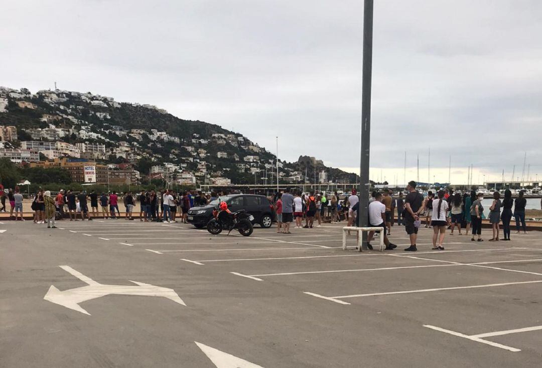 Un moment de l'actuació a la plata de Roses