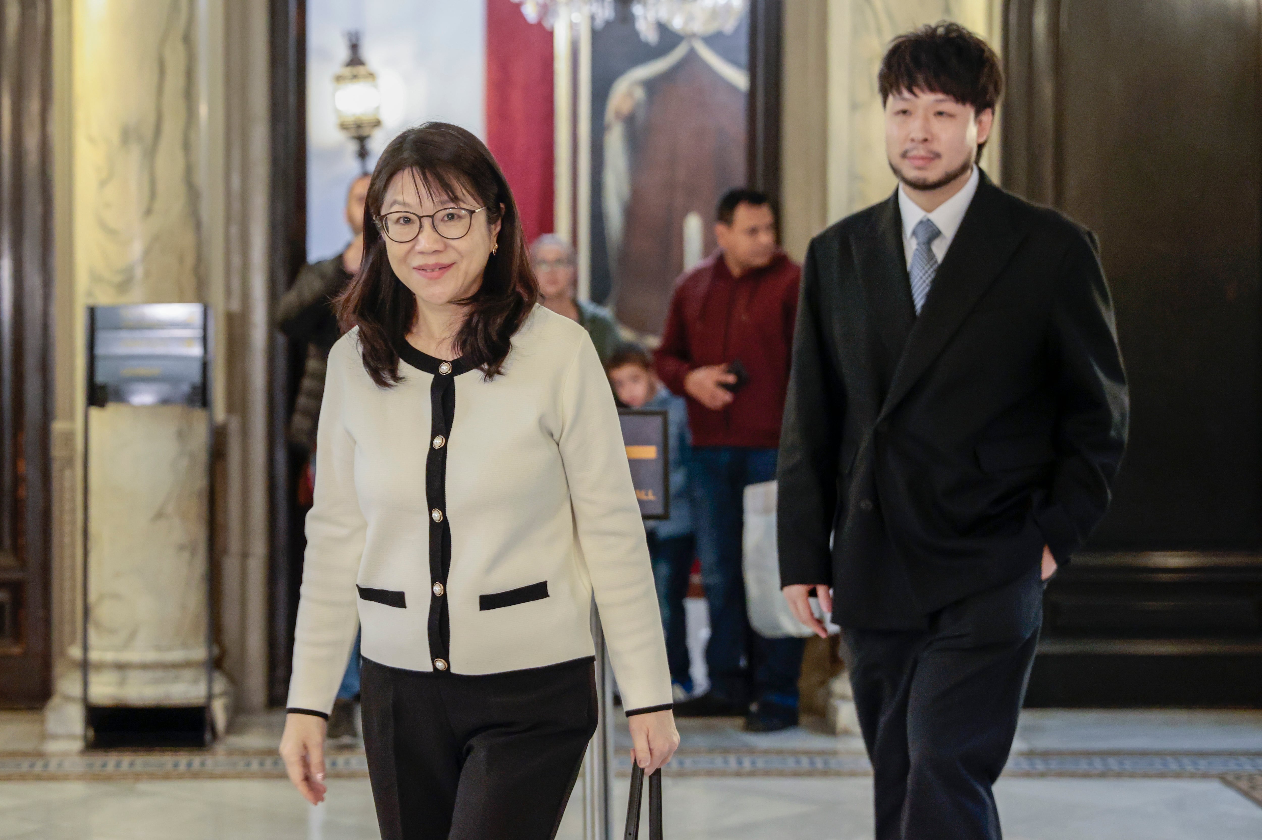 GRAFCVA280. VALENCIA, 13/12/2022.- La presidenta del Valencia CF, Lay Hoon Chan y Wee Kiat Lim, miembro del consejo de administración e hijo del actual propietario del Club, a su llegada al Ayuntamiento de Valencia donde se han reunido con alcalde Joan Ribó. EFE/ Ana Escobar
