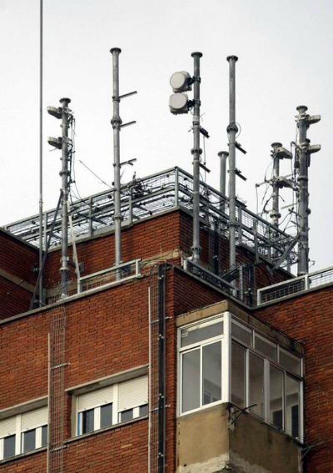 Bosque de antenas en el edificio de la calle López Gómez,  junto al colegio Antonio García Quintana en 2002