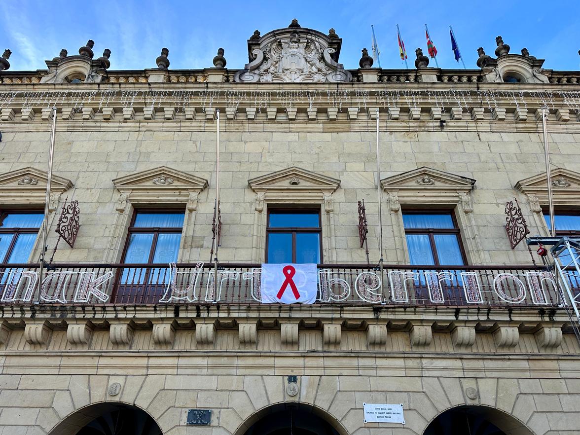 Fachada del ayuntamiento de Irun el Día Mundial de la Lucha contra el Sida.