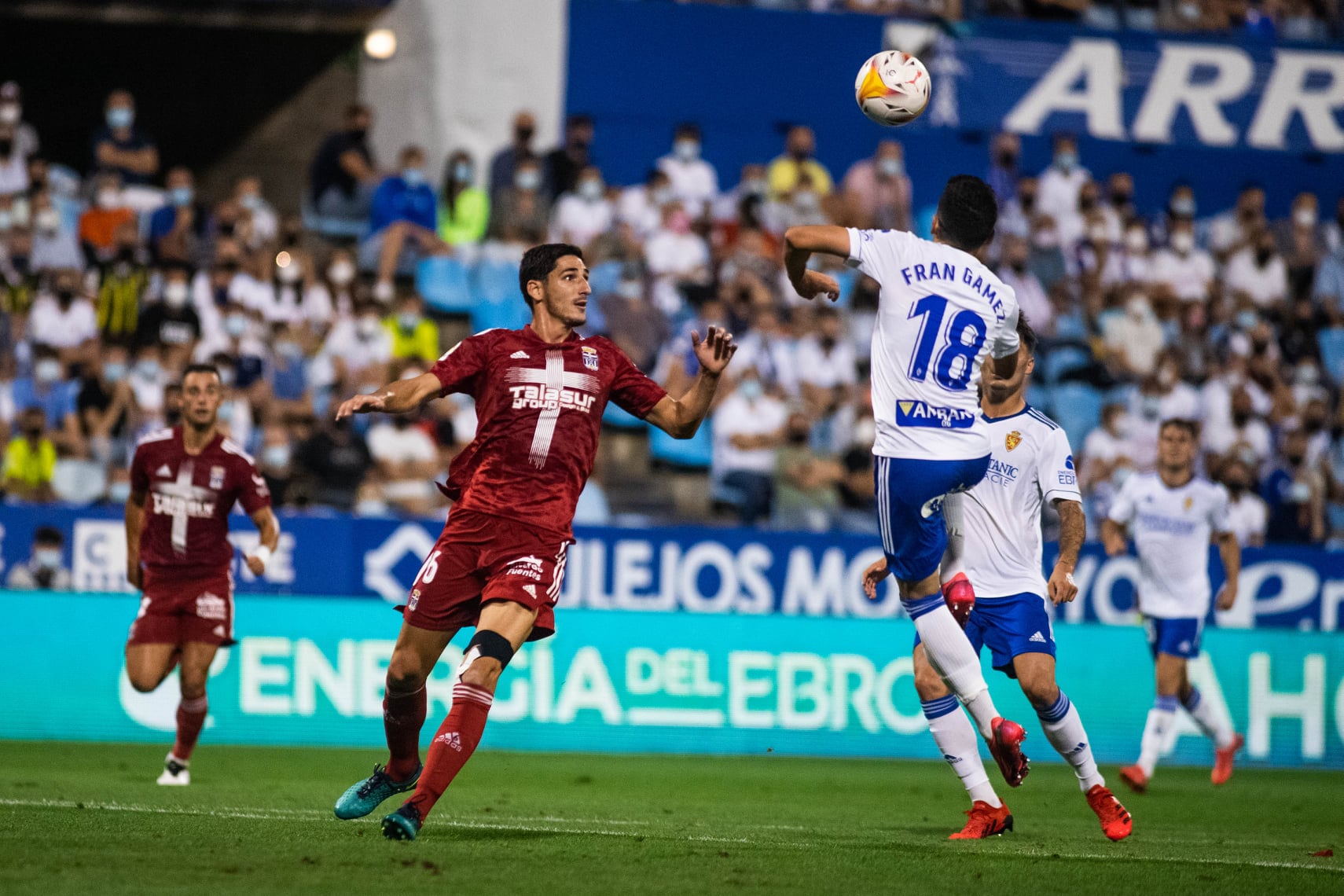 Bodiger mira la pelota durante el partido de ida en Zaragoza