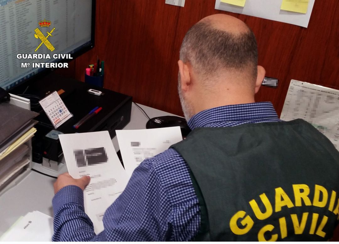 Agente de la Guardia Civil en el momento de la investigación