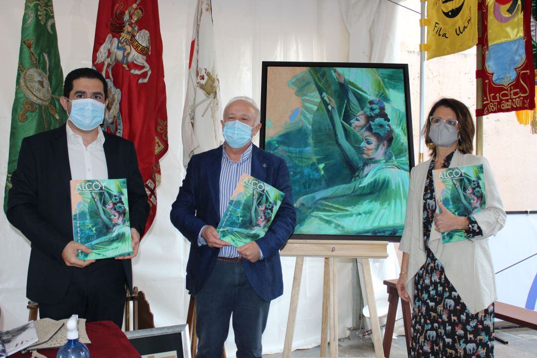 El alcalde de Alcoy, el presidente de la Asociación de San Jorge y la autora de la portada en el acto de presentación de la Revista de Fiestas