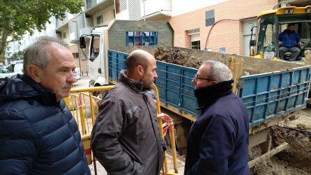 El concejal José Luis Olivares supervisa los trabajos con el perito municipal y el responsable de la empresa del agua HYSERCA