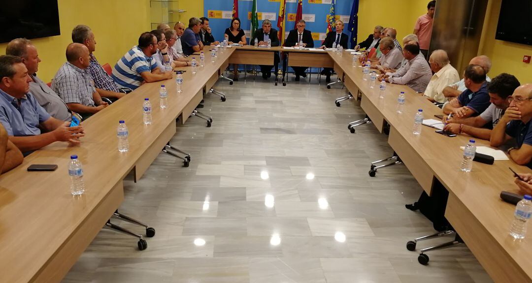 El presidente de la CHS, Mario Urrea, en la última reunión con representantes de las mancomunidades de regantes de la Vega Baja, que a partir de ahora se darán cita en una comisión mensual.