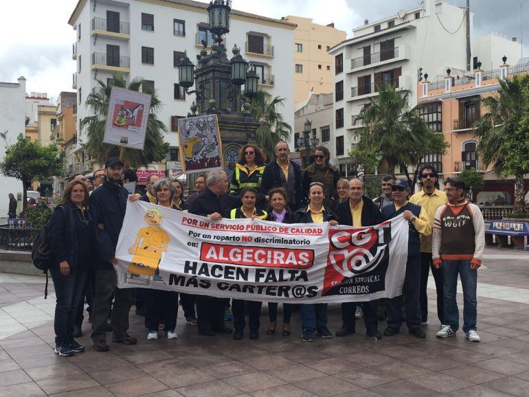 Concentración de trabajadores de Correos en la Plaza Alta de Algeciras.