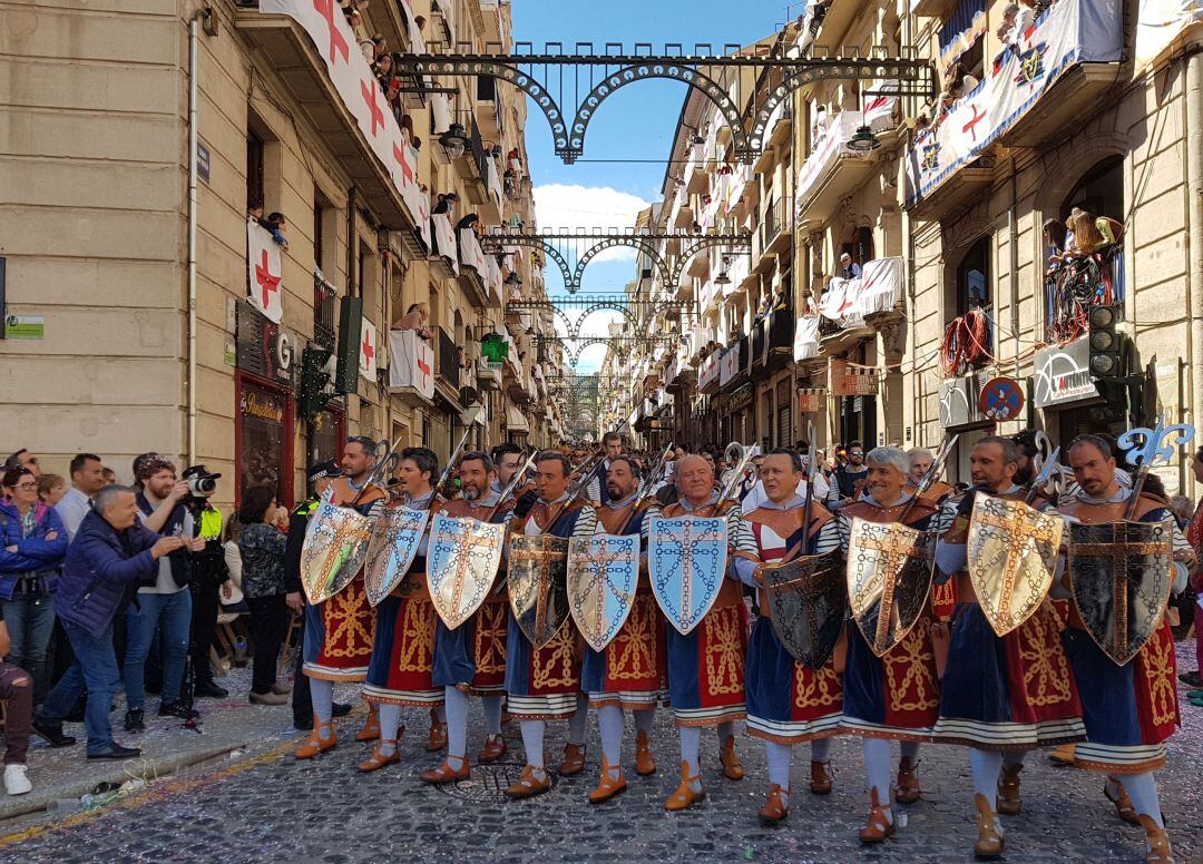 Una escuadra de la filà Navarros en la Entrada de las fiestas de 2019