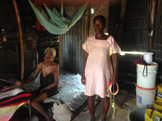 Elvive junto a su madre en la chabola en la que vive en Canaan, uno de los mayores campos de desplazados que aún quedan 5 años después del terremoto