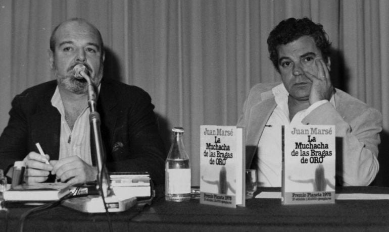 Jaime Gil de Biedma interviniendo en la presentación de La muchacha de las bragas de oro en Barcelona.