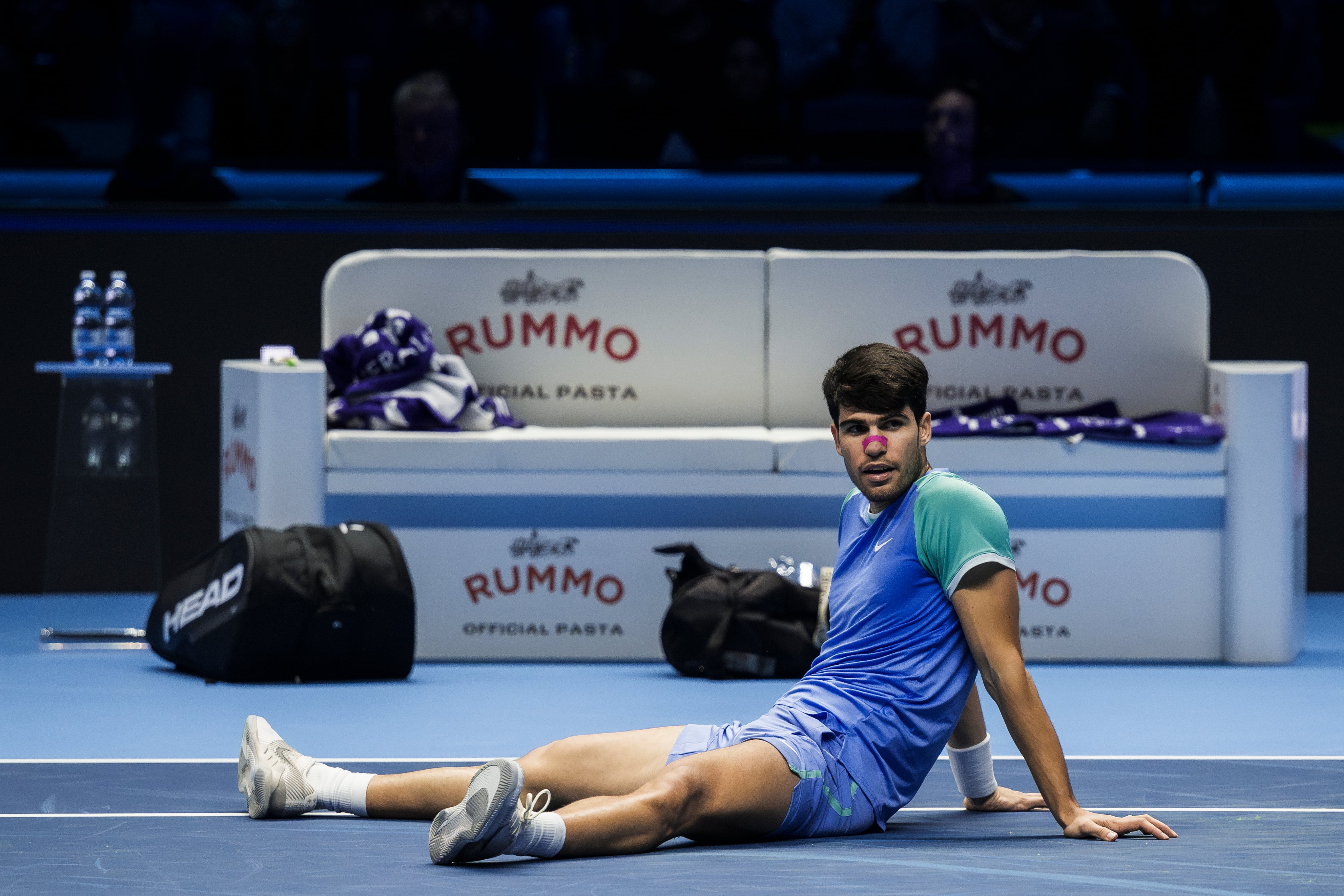 Carlos Alcaraz. en el suelo durante el partido ante Alexander Zverev en las Nitto ATP Finals