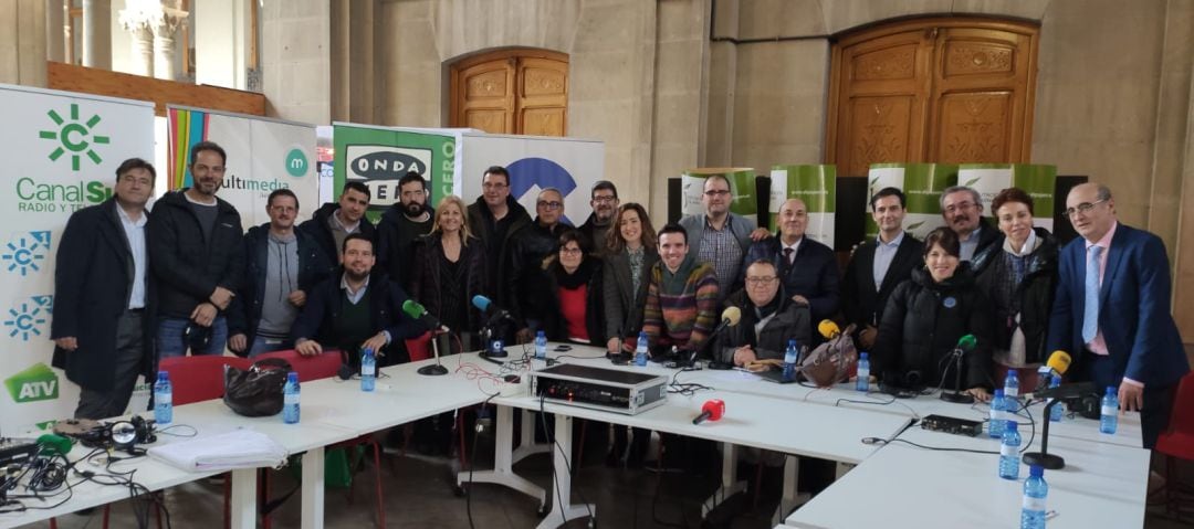 Foto de familia de los profesionales y directores de las emisoras de radio de la provincia de Jaén.